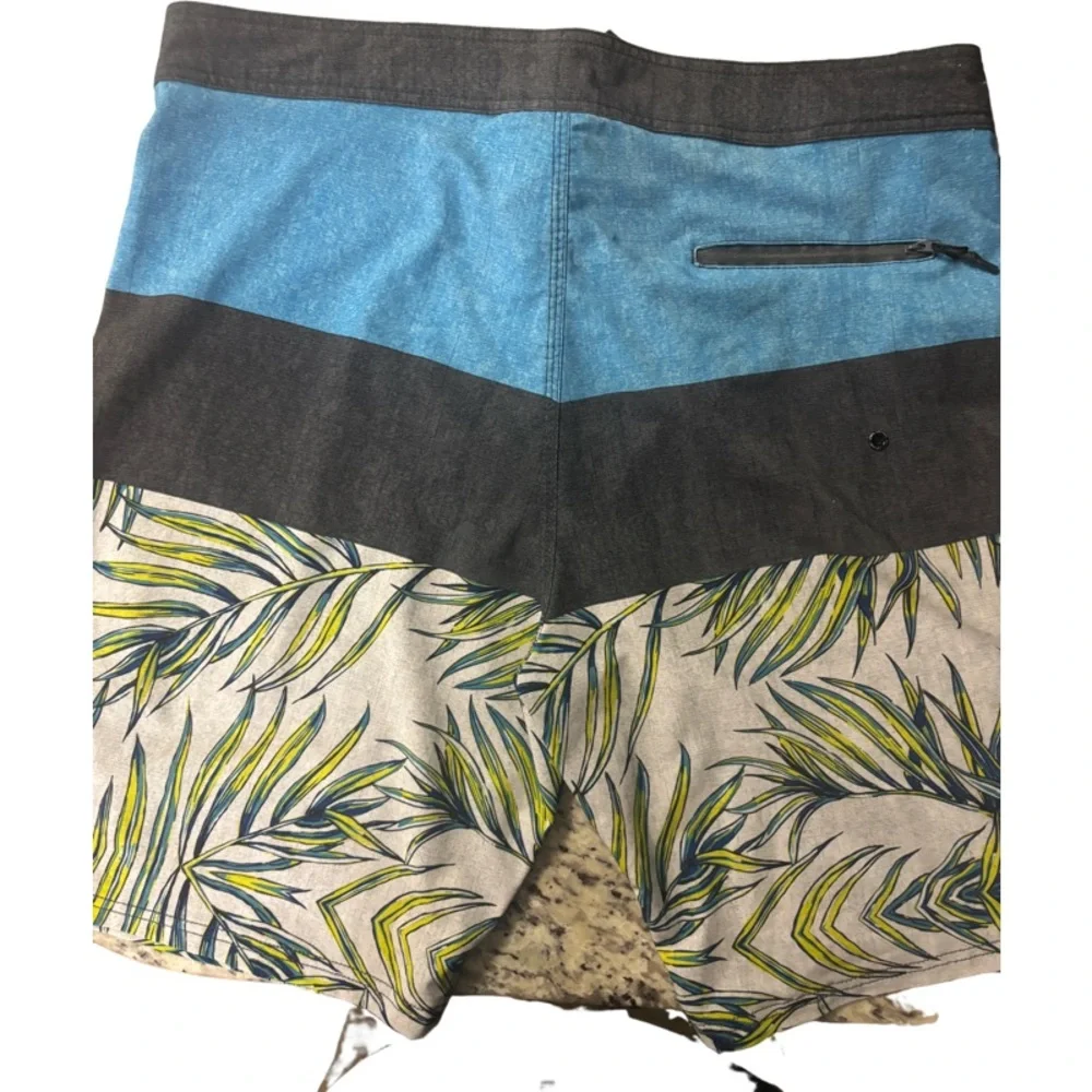Maui and Sons 4-Way Stretch Shark Board Shorts Mens Size 38 (38x10)